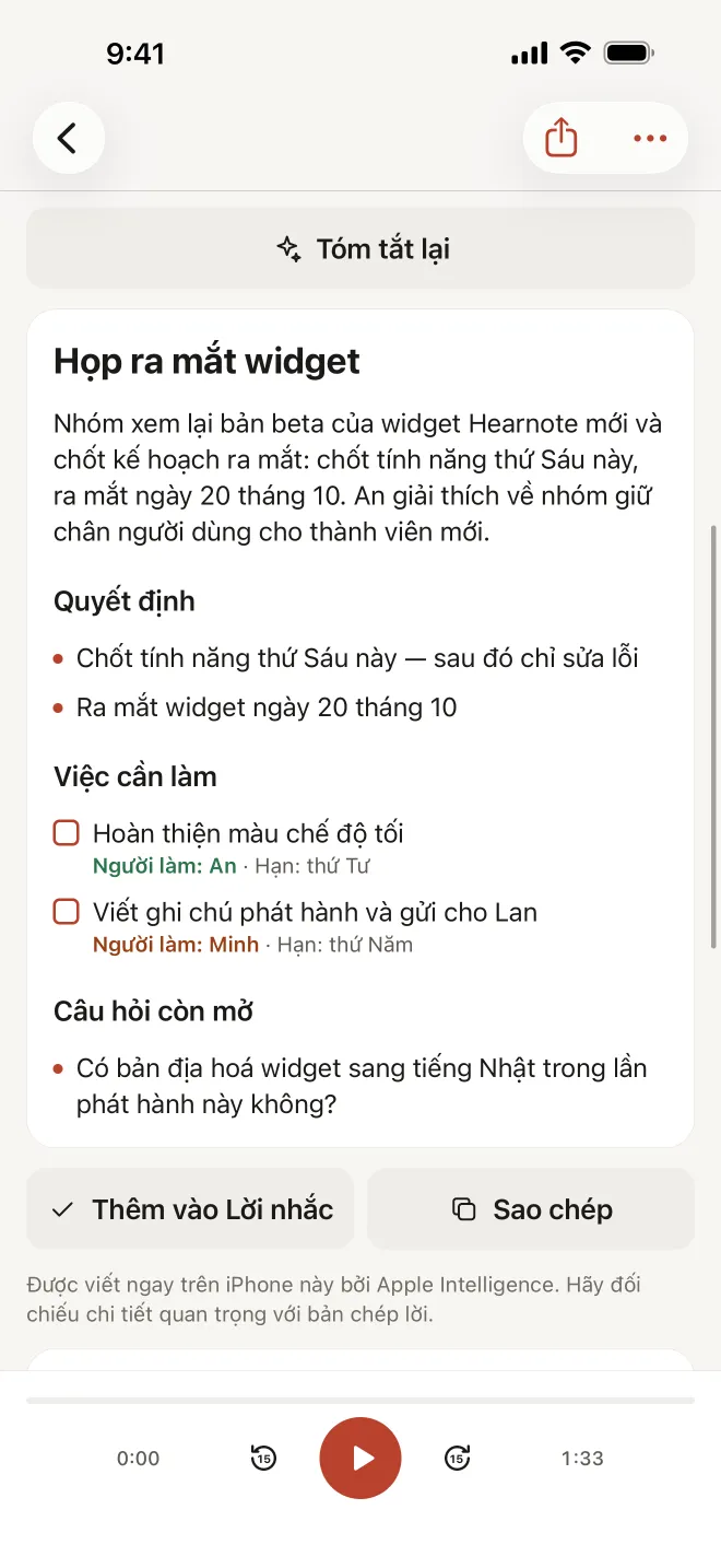 Ảnh chụp màn hình Hearnote: phần tóm tắt của bản ghi mẫu “Họp ra mắt widget” gồm Quyết định, Việc cần làm có người làm và hạn, Câu hỏi còn mở, bên dưới là nút “Thêm vào Lời nhắc” và “Sao chép”.
