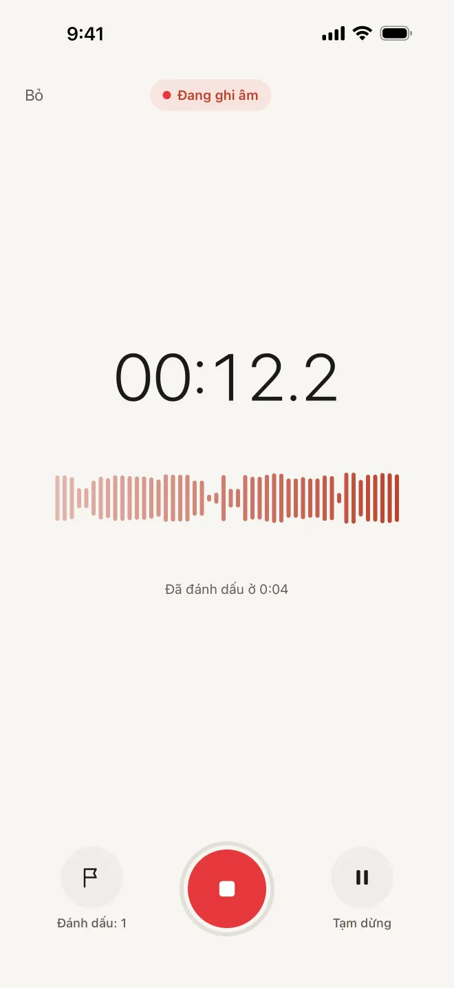 Ảnh chụp màn hình Hearnote: màn hình đang ghi âm với nhãn Đang ghi âm ở trên, đồng hồ 00:12.2, sóng âm, dòng “Đã đánh dấu ở 0:04”, nút Đánh dấu với số 1, nút dừng màu đỏ và nút Tạm dừng.