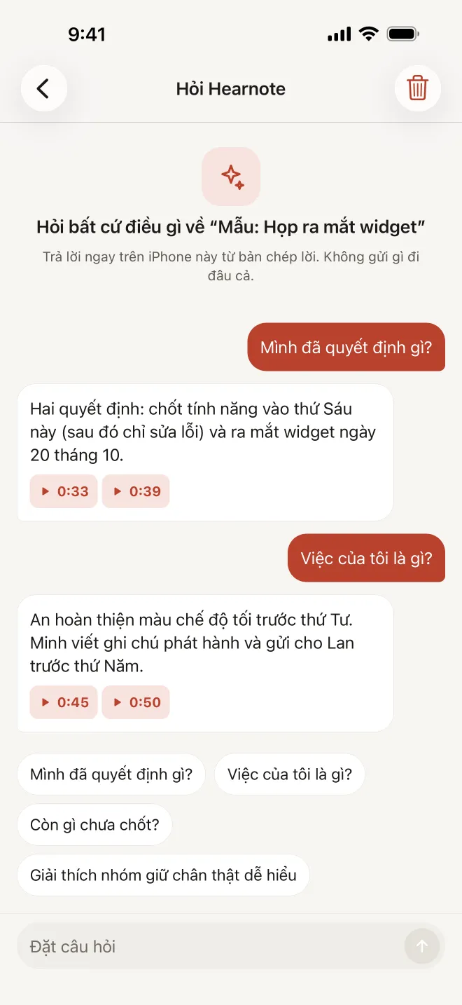 Ảnh chụp màn hình Hearnote: Hỏi Hearnote về cuộc họp mẫu, với các câu hỏi “Mình đã quyết định gì?” và “Việc của tôi là gì?”, câu trả lời kèm các mốc thời gian chạm được như 0:33, 0:39, và gợi ý câu hỏi bên dưới.