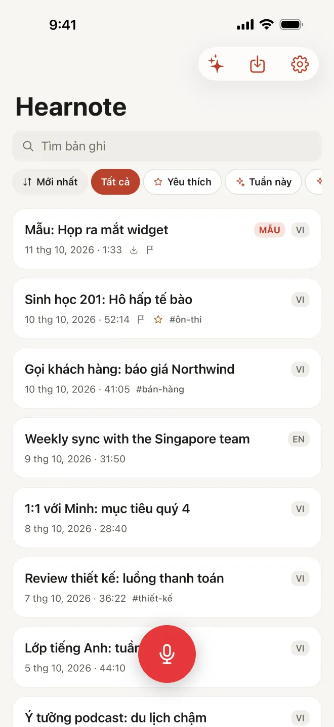 Ảnh chụp màn hình Hearnote: thư viện với ô Tìm bản ghi, các bộ lọc Mới nhất, Tất cả, Yêu thích, Tuần này, và danh sách bản ghi, mỗi bản có tiêu đề, ngày, thời lượng, nhãn ngôn ngữ và thẻ như #bán-hàng, #thiết-kế.