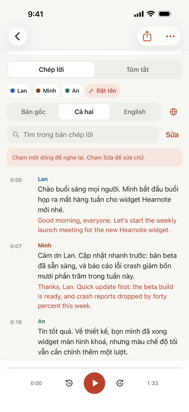 Ảnh chụp màn hình Hearnote: chế độ Cả hai của bản chép lời, mỗi câu tiếng Việt có câu dịch tiếng Anh màu đỏ ngay bên dưới.